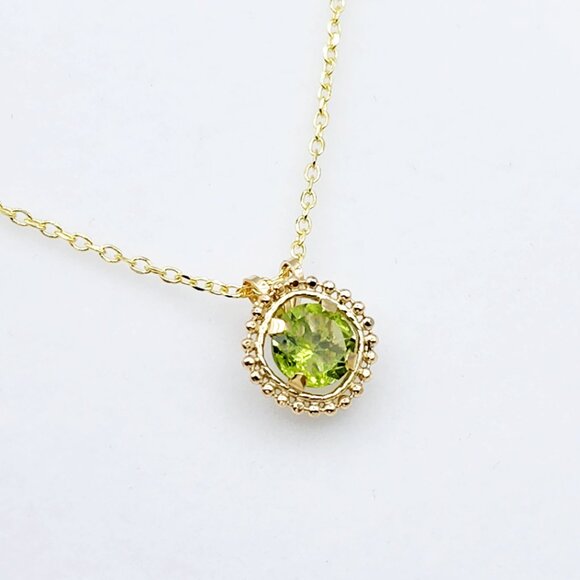 10K Yellow Gold Genuine Peridot 6x6mm (0.75ct) Pendant - Picture 2 of 7